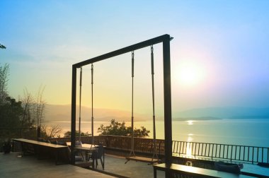 Kanchanaburi, Tayland 'daki Khuean Srinagarindra Ulusal Parkı' nda günbatımının güzel salıncağı tatil için dinlenme zamanı.