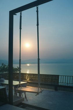 Kanchanaburi, Tayland 'daki Khuean Srinagarindra Ulusal Parkı' nda günbatımının güzel salıncağı tatil için dinlenme zamanı.