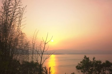 Kanchanaburi Khuean Srinagarindra Milli Parkı'nda güzel gün batımı güzel bir ortam , Tayland ve tatil dinlenmek zaman seyahat için gökyüzü
