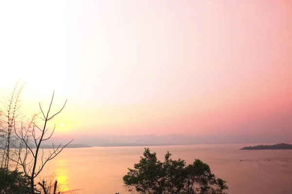 Belo ambiente de belo pôr do sol no Parque Nacional Khuean Srinagarindra em Kanchanaburi, Tailândia e céu para viagens em férias relaxar tempo — Fotografia de Stock