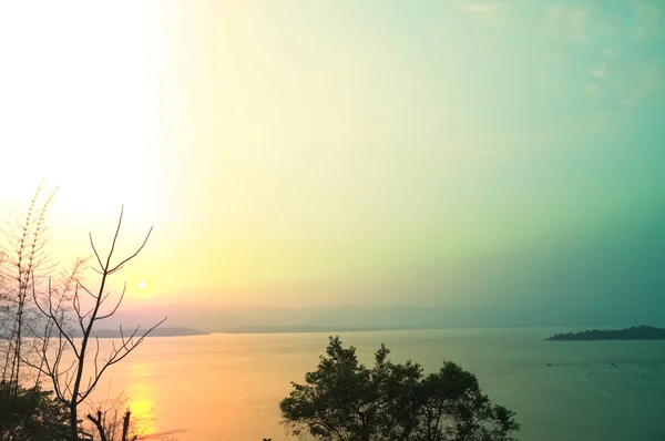 Belo ambiente de belo pôr do sol no Parque Nacional Khuean Srinagarindra em Kanchanaburi, Tailândia e céu para viagens em férias relaxar tempo — Fotografia de Stock
