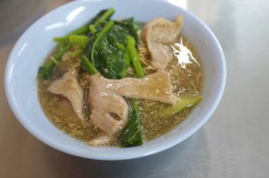 Sosdomuz eti ile Derin Kızarmış Yumurta Noodle.