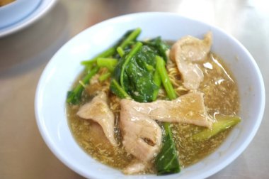 Sosdomuz eti ile Derin Kızarmış Yumurta Noodle.