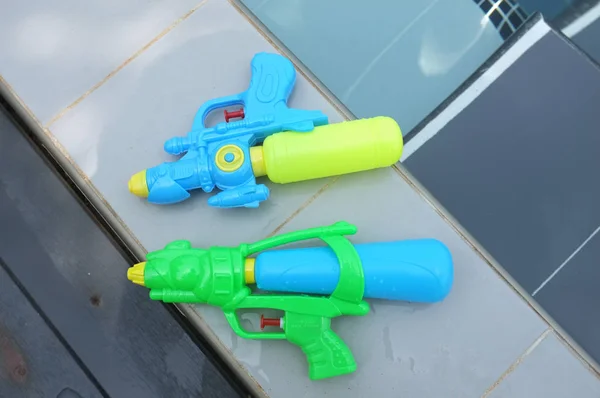 Plast vatten pistol. Concept Songkran Festival: Thai vattenfestival — Stockfoto