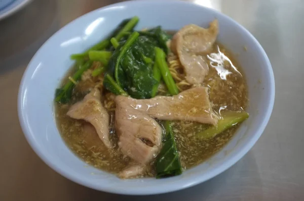 Noodle de ovo frito profundo com carne de porco em molho . — Fotografia de Stock