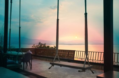 Kanchanaburi, Tayland 'daki Khuean Srinagarindra Ulusal Parkı' nda günbatımının güzel salıncağı tatil için dinlenme zamanı.