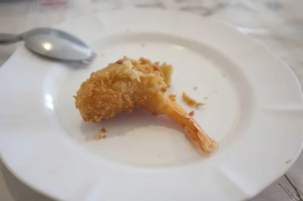 Gamberetto Tempura gamberetti fritti battuti sul piatto bianco — Foto Stock