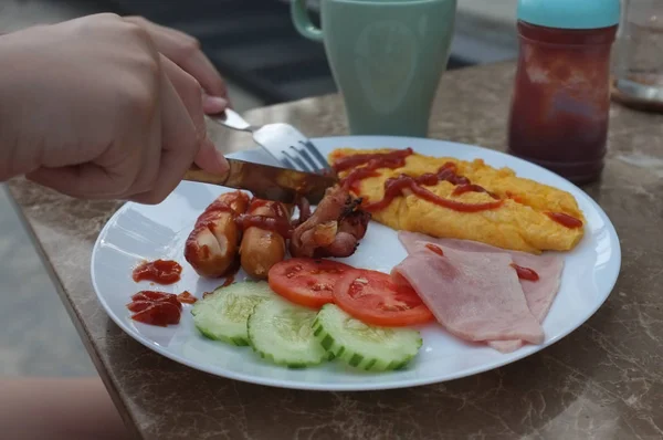 Desayuno con tocino, tortilla, salchicha —  Fotos de Stock