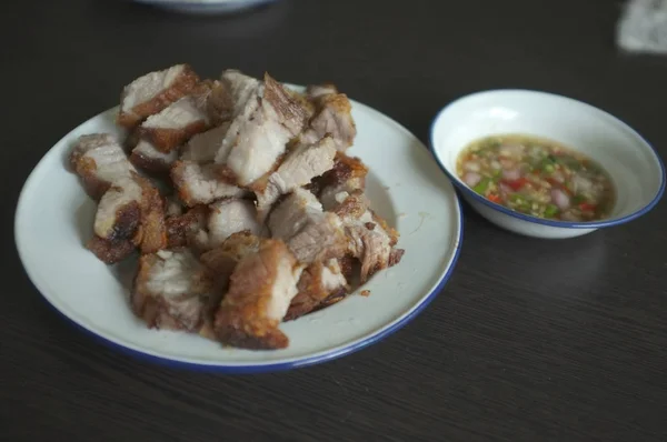 Східний смажений свинячий живіт або хрустка свинина — стокове фото