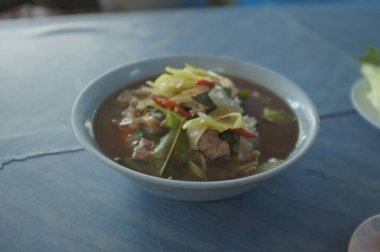 Kaeng Oom Neua veya Kuzeydoğu Tay Clear Baharatlı Sıcak ve Ekşi Çorba Sığır karışık sebze ile.