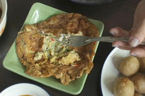 Omelett med Myra ägg. Detta är speciell mat eller lokal mat i nordöstra Thailand. — Stockfoto