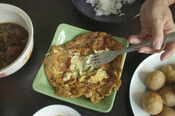 Omelette aux œufs de fourmis. c'est la nourriture spéciale ou la nourriture locale du nord-est de la Thaïlande . — Photo