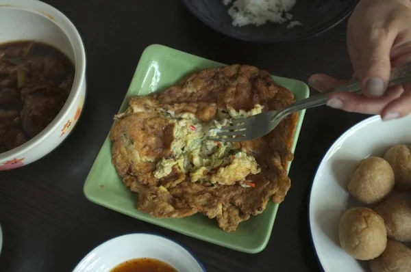 Omelette aux œufs de fourmis. c'est la nourriture spéciale ou la nourriture locale du nord-est de la Thaïlande . — Photo