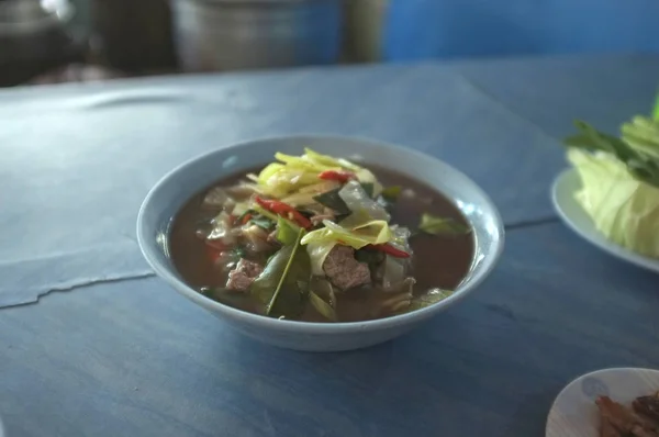 Kaeng OOM Neua lub północno-wschodniej Thai Clear pikantne gorąco i kwaśna zupa z wołowiny mieszane warzywa. — Zdjęcie stockowe