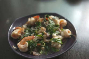 Tay Tarzı Baharatlı Karides Stir Kızarmış ile Kutsal Fesleğen veya Pad Grapao Goong