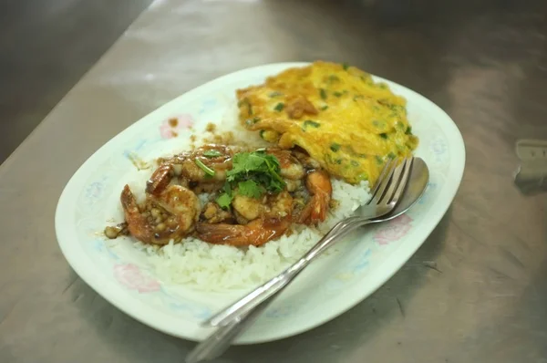 Comida tailandesa, Revuelva la albahaca tailandesa frita con cerdo picado y un huevo frito — Foto de Stock