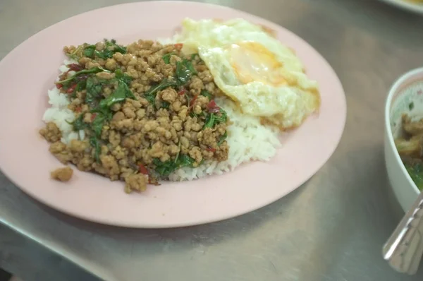 Comida tailandesa, Revuelva la albahaca tailandesa frita con cerdo picado y un huevo frito — Foto de Stock