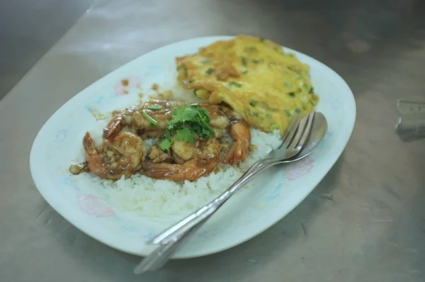 Thailändisches Essen, gebratenes thailändisches Basilikum mit Hackfleisch und Spiegelei umrühren — Stockfoto