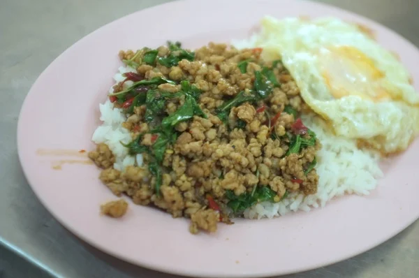 Nourriture thaïlandaise, Remuer le basilic thaïlandais frit avec du porc haché et un œuf frit — Photo