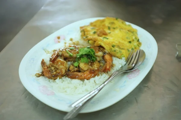 Comida tailandesa, Revuelva la albahaca tailandesa frita con cerdo picado y un huevo frito — Foto de Stock