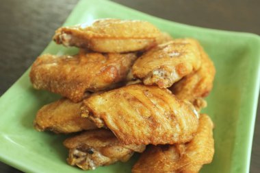 Kızarmış tavuk kanadı tuz ile.