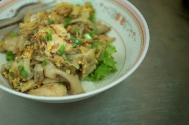 Kızarmış pirinç noodle tavukla karıştırın