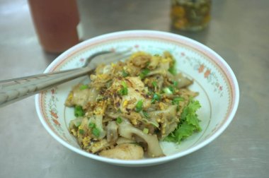 Kızarmış pirinç noodle tavukla karıştırın