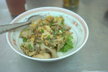 Kızarmış pirinç noodle tavukla karıştırın