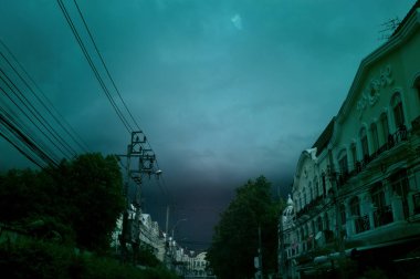 Mavi gökyüzü arka planlı elektrik kablo hatları 