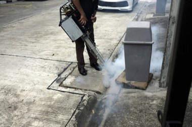 Aedes sivrisinek üreme zemin öldürmek için böcek ile konut ve Sıhhi Kanalizasyon alanı sisleme İşçi, 