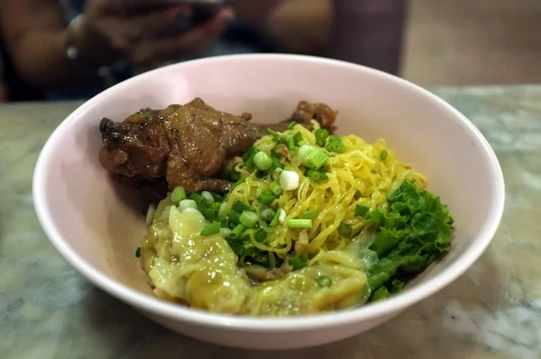 お箸のピンクのボウルに中華鴨麺または卵麺 — ストック写真