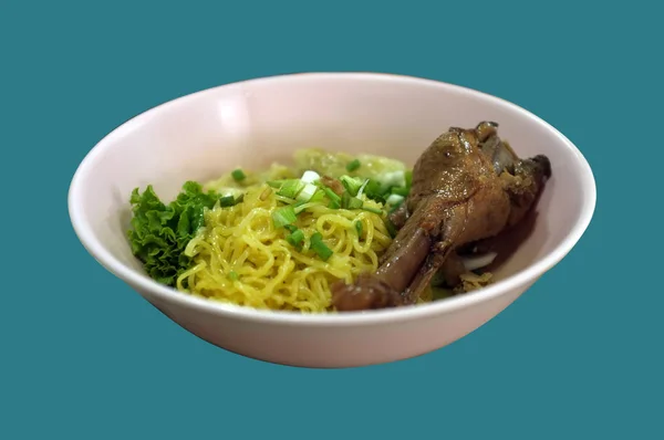 Kinesiska Duck Noodle eller äggnudlar i en rosa skål med pinnar — Stockfoto
