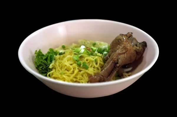 Macarrão de pato chinês ou macarrão de ovo em uma tigela rosa com pauzinhos — Fotografia de Stock