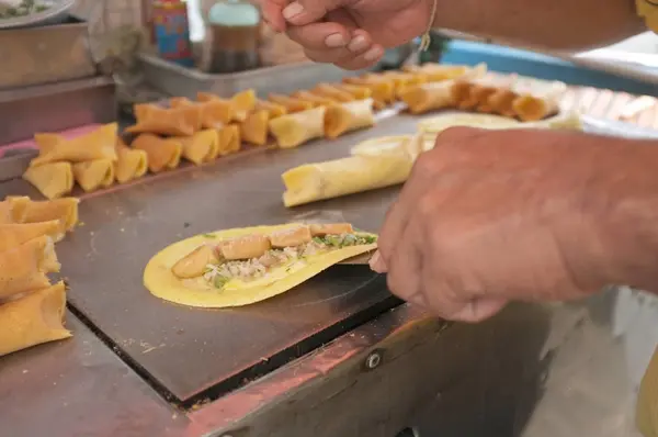 De man koken zachte wafel, roll pannenkoek gevuld met varkensvlees met custard en EEG, Thaise dessert. — Stockfoto