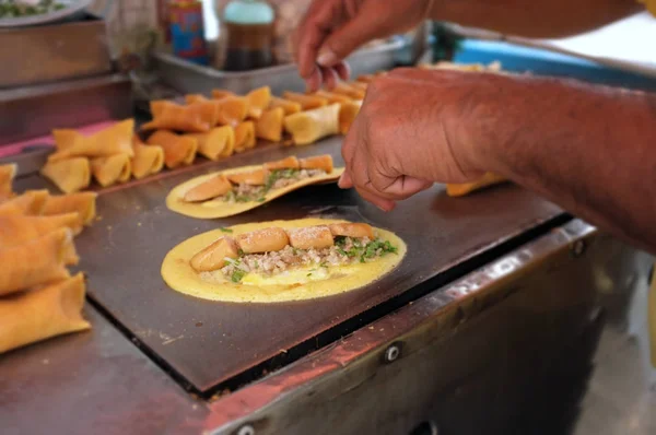 L'uomo che cucina cialde morbide, Roll pancake farcito con carne di maiale con crema pasticcera ed eeg, dessert tailandese . — Foto Stock