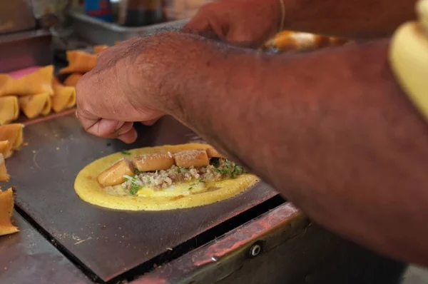 L'uomo che cucina cialde morbide, Roll pancake farcito con carne di maiale con crema pasticcera ed eeg, dessert tailandese . — Foto Stock