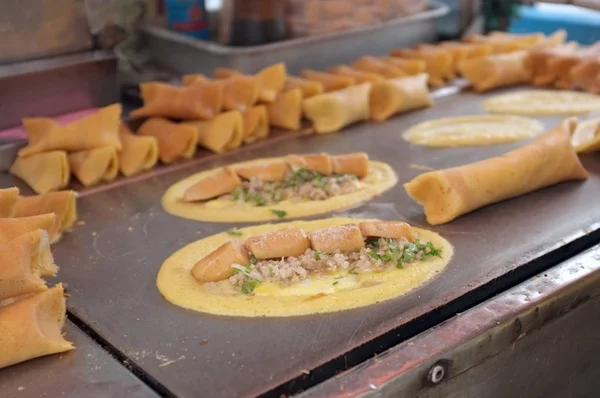 De man koken zachte wafel, roll pannenkoek gevuld met varkensvlees met custard en EEG, Thaise dessert. — Stockfoto