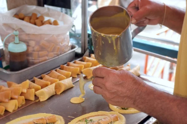 O homem que cozinha Waffle macio, panqueca de rolo recheado com porco com creme e eeg, sobremesa tailandesa . — Fotografia de Stock