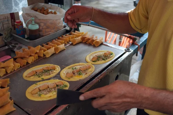 De man koken zachte wafel, roll pannenkoek gevuld met varkensvlees met custard en EEG, Thaise dessert. — Stockfoto