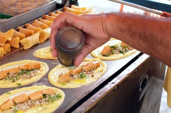 De man koken zachte wafel, roll pannenkoek gevuld met varkensvlees met custard en EEG, Thaise dessert. — Stockfoto