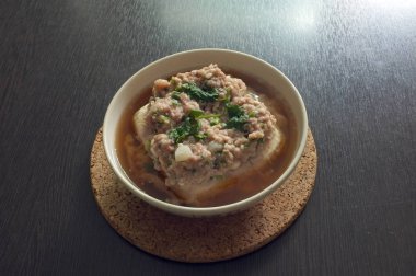 Kıymalı domuz eti ile buğulanmış tofu tepesi