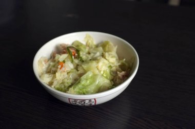 Balık Soslu Ve Domuz Eti ile Tavada Lahana