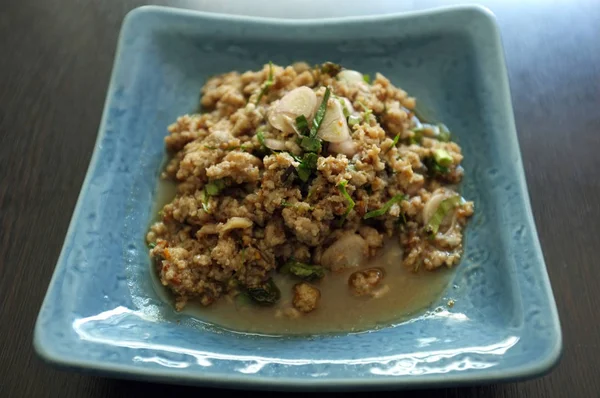 Thailändisches Essen, würziger Hackfischsalat — Stockfoto