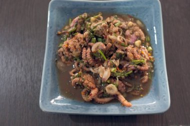 Tay mutfağı , baharatlı kıyılmış kalamar salatası