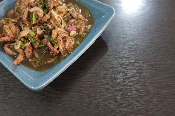 Тайская кухня, острый салат с кальмарами — стоковое фото