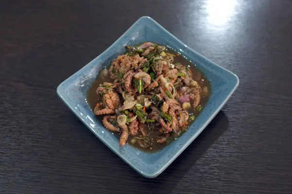 Thailändische Küche, würziger gehackter Tintenfisch-Salat — Stockfoto