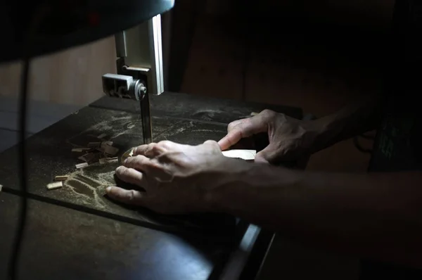 Constructeur charpentier travaillant avec scie sauteuse électrique et bois. Travailleur du bois coupant un morceau de bois — Photo