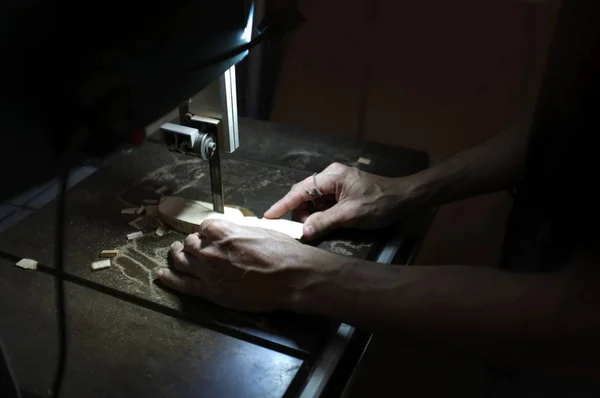 Carpenter builder working with electric jigsaw and wood. Woodworker cutting a piece of wood — Stock Photo, Image