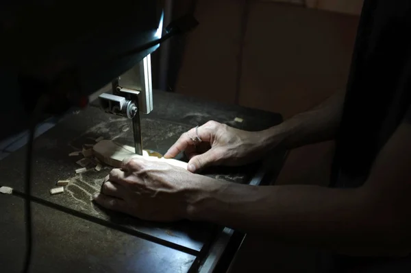 Constructeur charpentier travaillant avec scie sauteuse électrique et bois. Travailleur du bois coupant un morceau de bois — Photo