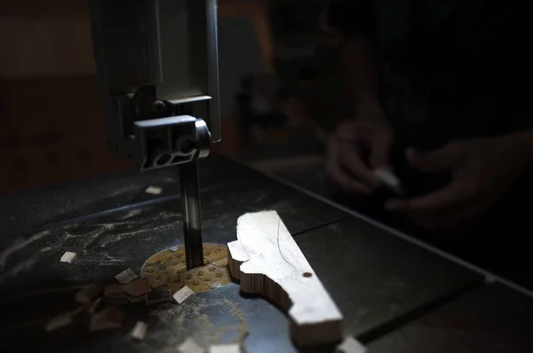 Costruttore di falegnami che lavora con seghetto elettrico e legno. Falegnameria tagliare un pezzo di legno — Foto Stock